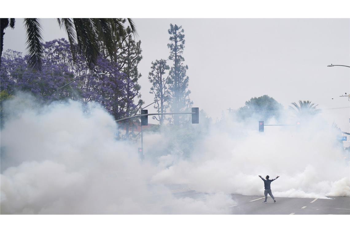 Soldaten in Los Angeles gehen gegen Demonstranten vor Die Sicherheitskräfte setzten unter anderem Tränengas ein, um Demonstranten zurückzudrängen.