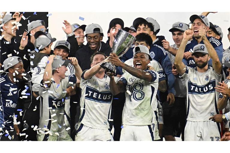 Die Siegerehrung für die Western Conference hakte Thomas Müller (r) schnell ab.