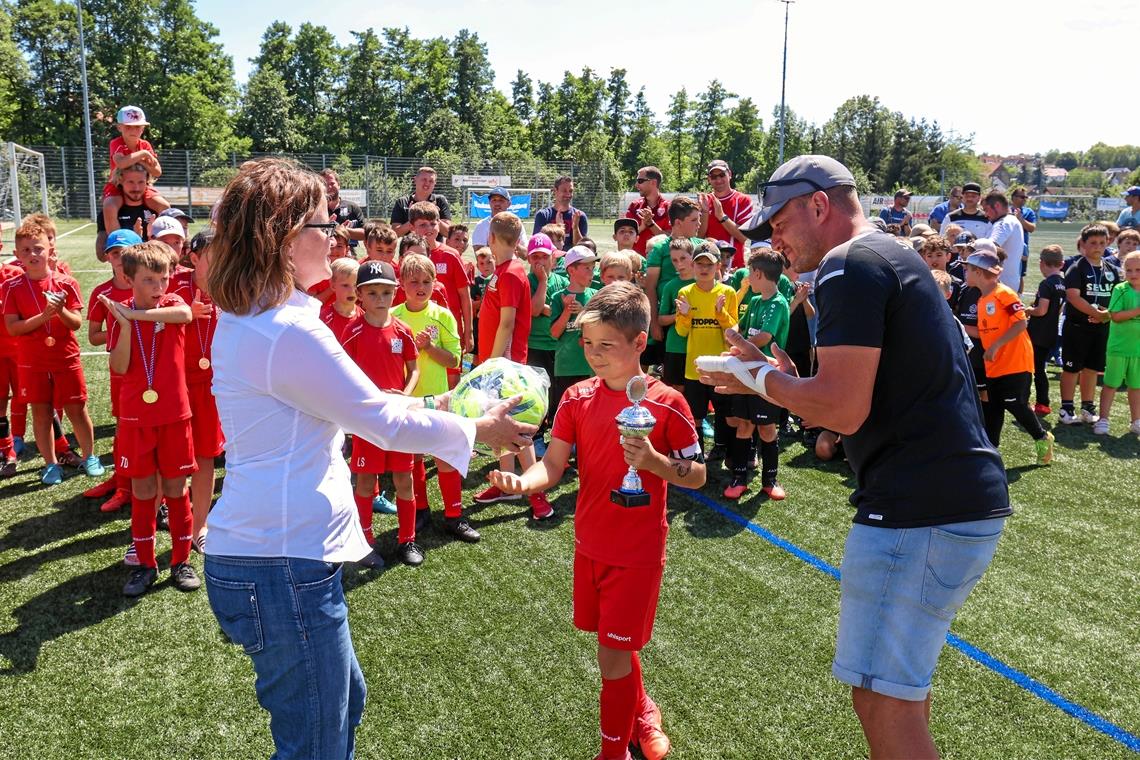 Toller Neustart nach langer Pause Die Siegerehrung ist der große Moment für die kleinen Talente. Simone Schneider-Seebeck überreicht die vom Sportkreis Rems-Murr gestifteten Bälle, aus den Händen von Steinbachs Jugendleiter Sören Kettner hat der Kapitän seines Teams bereits den Pokal bekommen. Foto: Alexander Becher