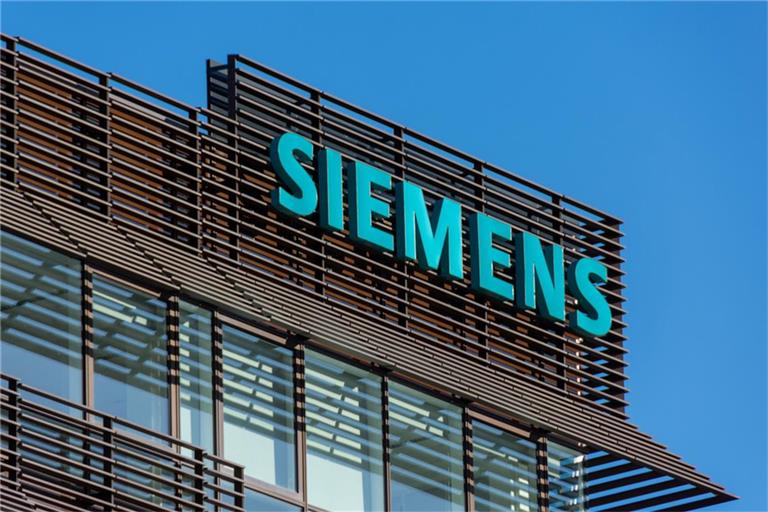 Die Siemens-Aktie erreicht ein neues Rekordhoch. Erfahren Sie, wie die Partnerschaft mit Nvidia und konkrete Erfolge im Bereich Künstliche Intelligenz den Kurs beflügeln.
