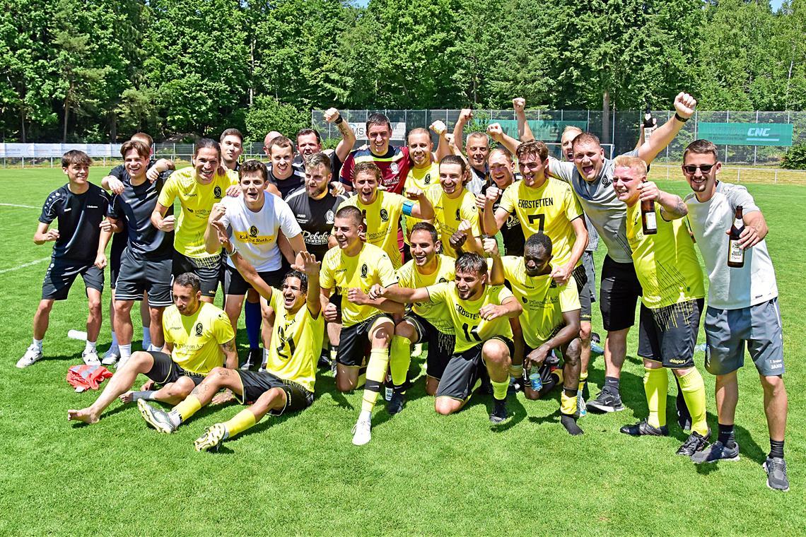 Rückenwind für die neue Spielgemeinschaft Die SKG Erbstetten bejubelt nach dem entscheidenden Relegationsspiel in Althütte gegen den TSV Sechselberg den Wiederaufstieg in die Fußball-Kreisliga A2. Foto: Tobias Sellmaier