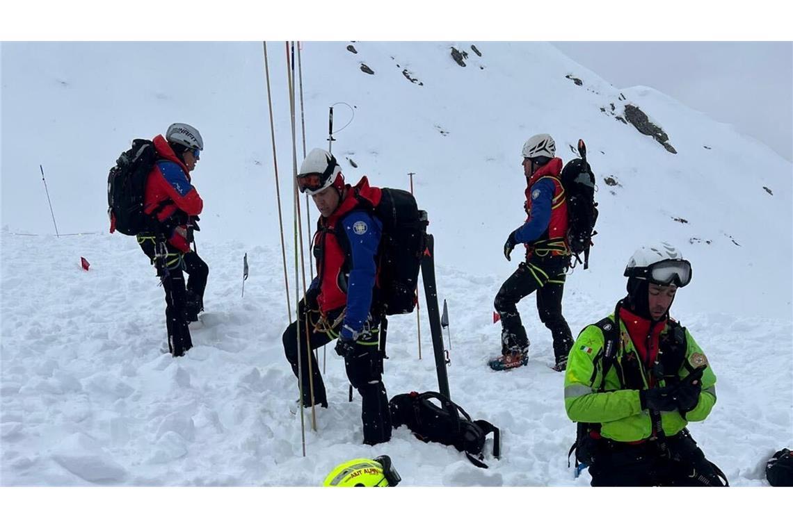Die Skifahrer waren teils metertief unter Schnee begraben.