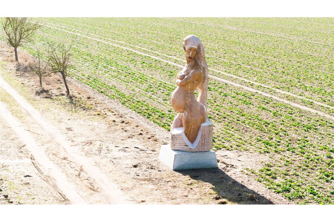 Die Skulptur ist rund 6,20 Meter hoch.