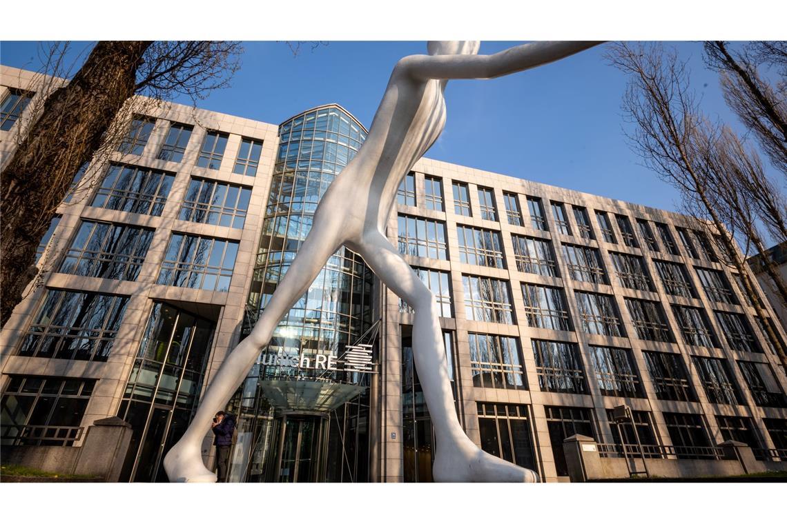 Die Skulptur "Walking Man" vor einem Verwaltungsgebäude der Munich Re. Für den Dax-Konzern liefen die Geschäfte im ersten Quartal erfreulich. (Symbolbild)