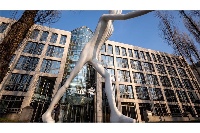Die Skulptur "Walking Man" vor einem Verwaltungsgebäude der Munich Re. Für den Dax-Konzern liefen die Geschäfte im ersten Quartal erfreulich. (Symbolbild)