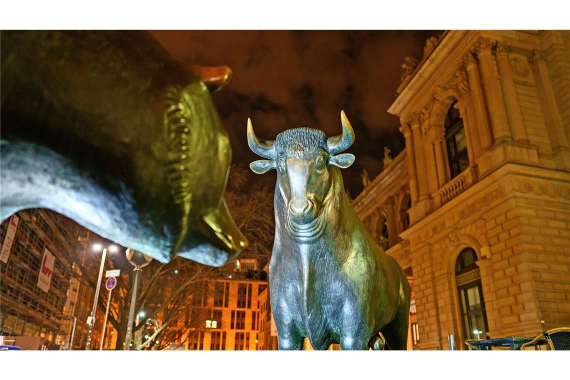 Die Skulpturen von Bulle und Bär stehen am frühen Morgen vor der Frankfurter Börse. (Archivbild)