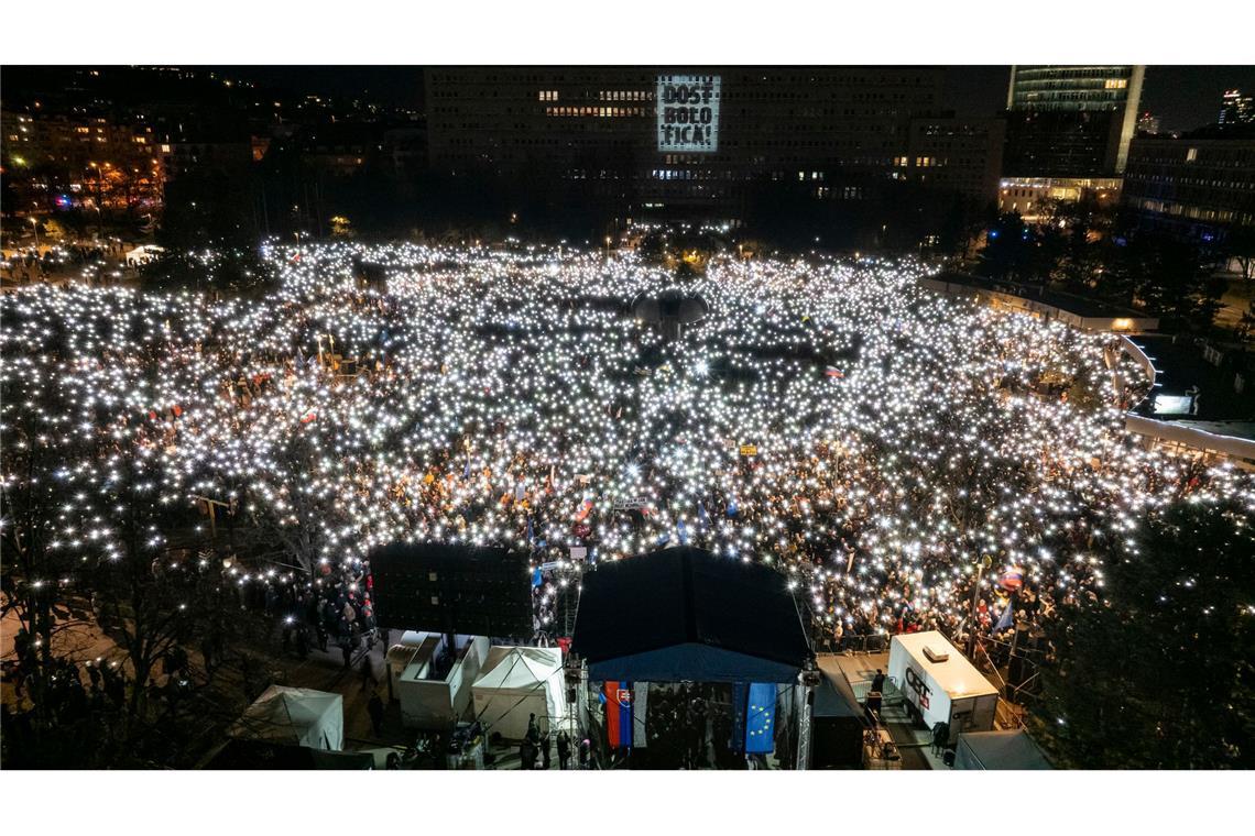 Slowakische Regierungsgegner erinnern an Journalistenmord "Die Slowakei gehört zum Westen" war auf Transparenten von Demonstranten in Bratislava und anderen Städten zu lesen.