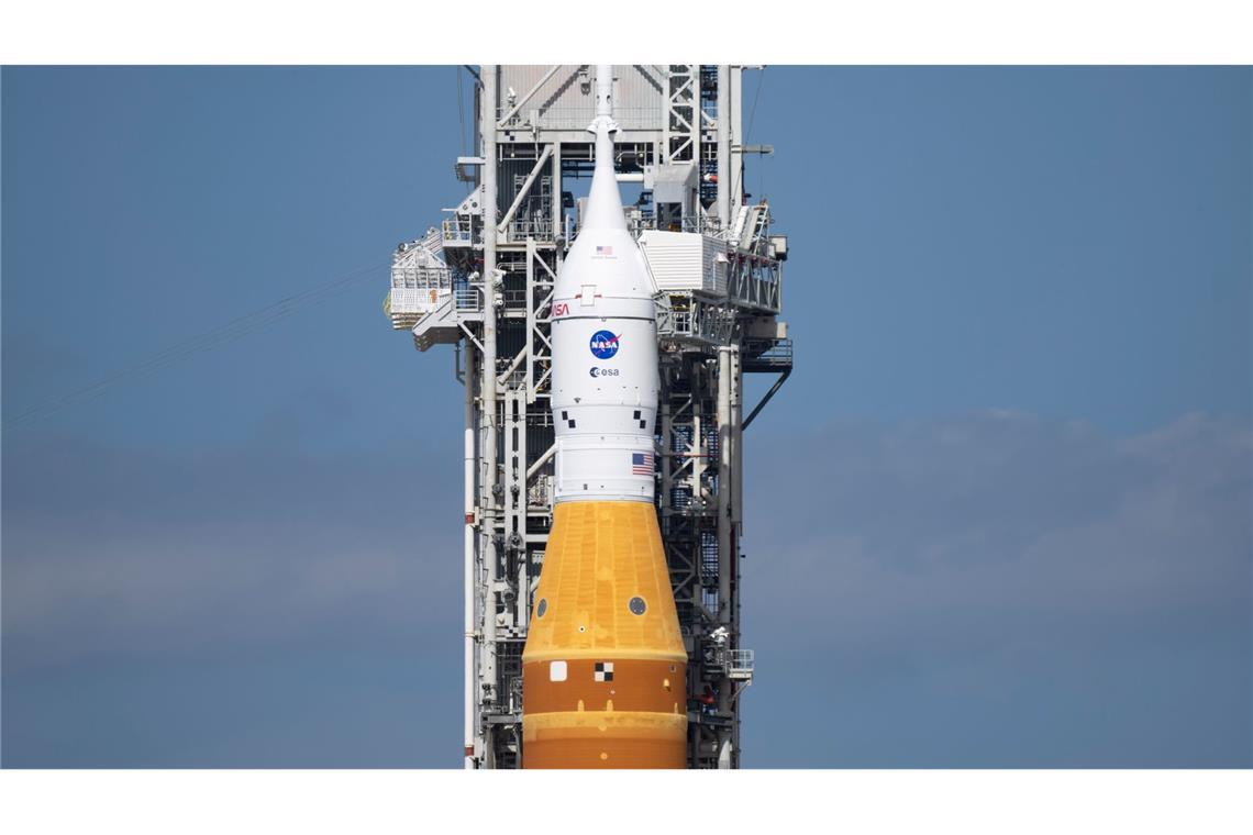 Die SLS-Rakete (Space Launch System) der Mission "Artemis II" steht mit dem Orion-Raumschiff auf einer mobilen Startplattform im Launch Complex 39B des Kennedy Space Center der NASA in Florida.