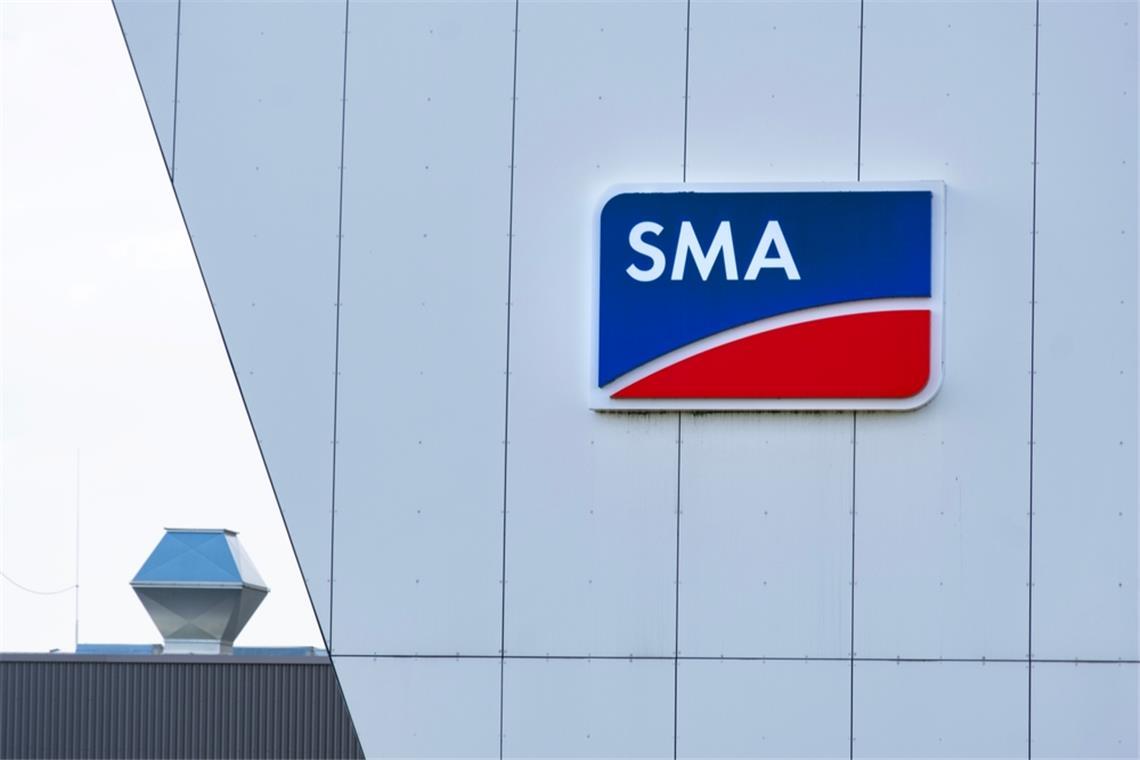 Warum ist die SMA-Solar-Aktie gefallen? - Gründe für den Kurssturz Die SMA-Solar-Aktie bricht nach einer erneuten Gewinnwarnung drastisch ein. Prognosen für 2025 wurden gesenkt, Restrukturierungen belasten zusätzlich. Hier alle Hintergründe.