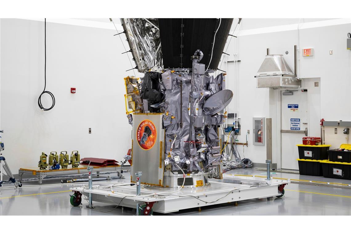 Raumsonde übersteht nahen Vorbeiflug an der Sonne Die Sonde "Parker Solar Probe", nachdem der Hitzeschild ganz oben über den Messegeräten installiert wurde. (Archivbild)