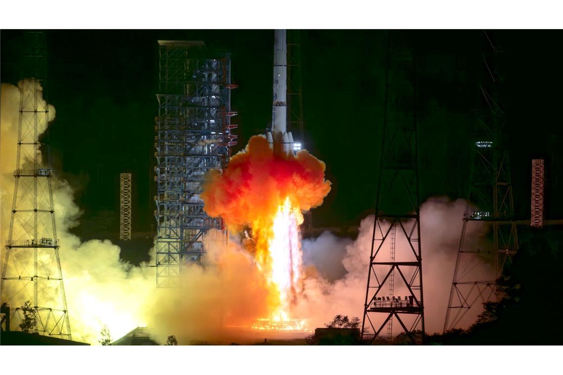 Chinas ehrgeizige Asteroiden-Mission gestartet Die Sonde "Tianwen-2" soll Proben von einem Asteroiden sammeln.