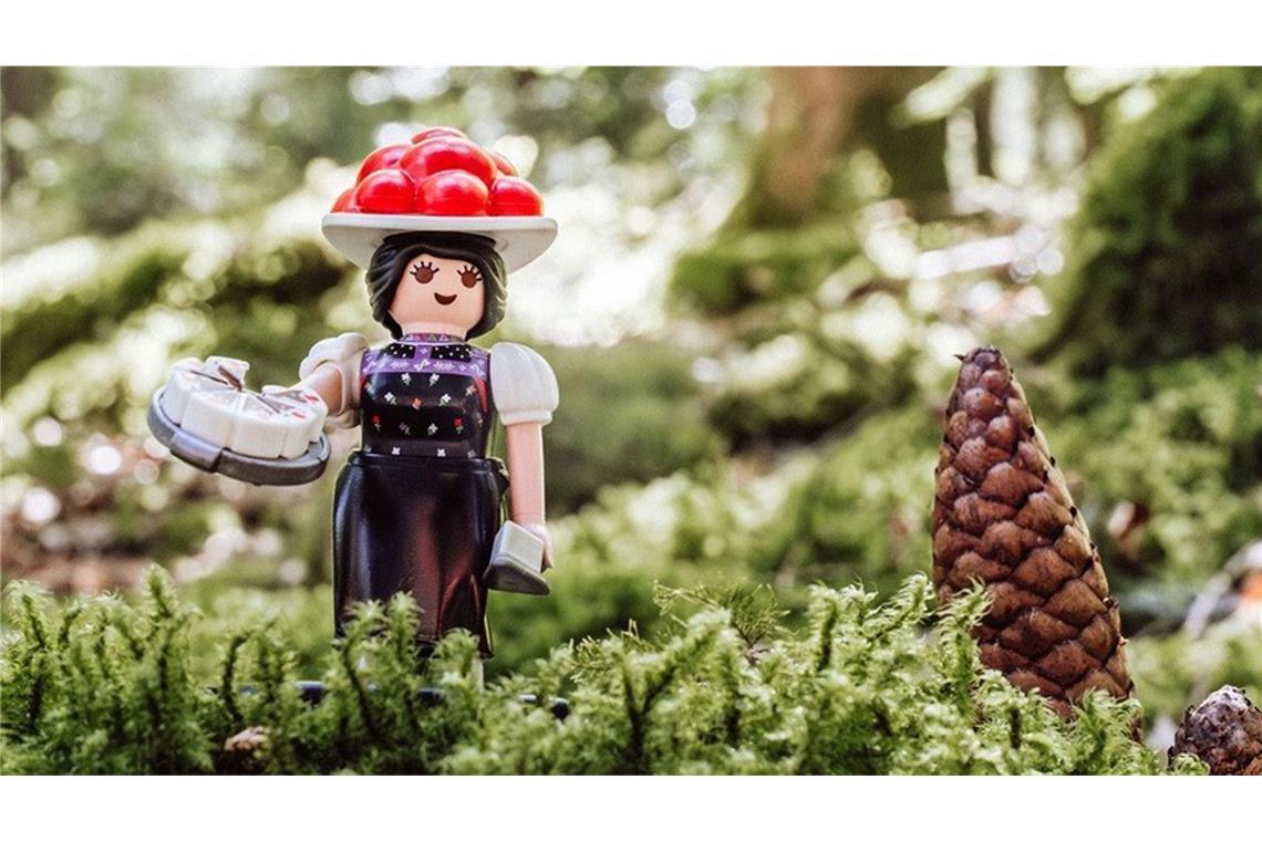 Die Sonderfigur von Playmobil trägt einen Bollenhut und präsentiert stolz eine Schwarzwälder Kirschtorte.