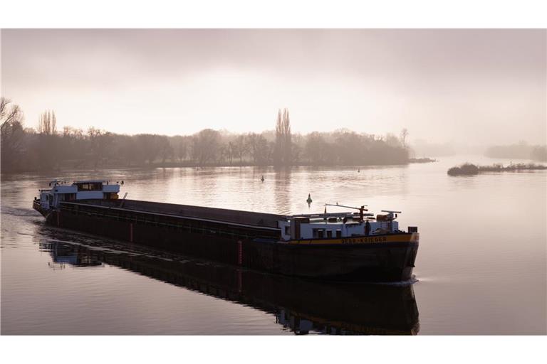 Die Sonne braucht  etwas, bis sie den Nebel durchdringt.