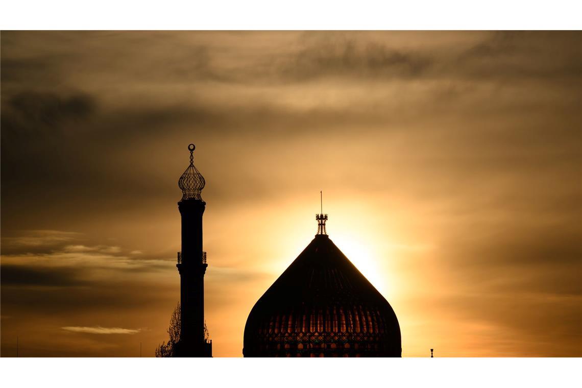 Bilder des Tages Die Sonne geht am Abend hinter der der ehemaligen Dresdner Zigarettenfabrik Yenidze, die 1909 im Stil einer Moschee mit 62 Metern Höhe errichtet wurde, unter.