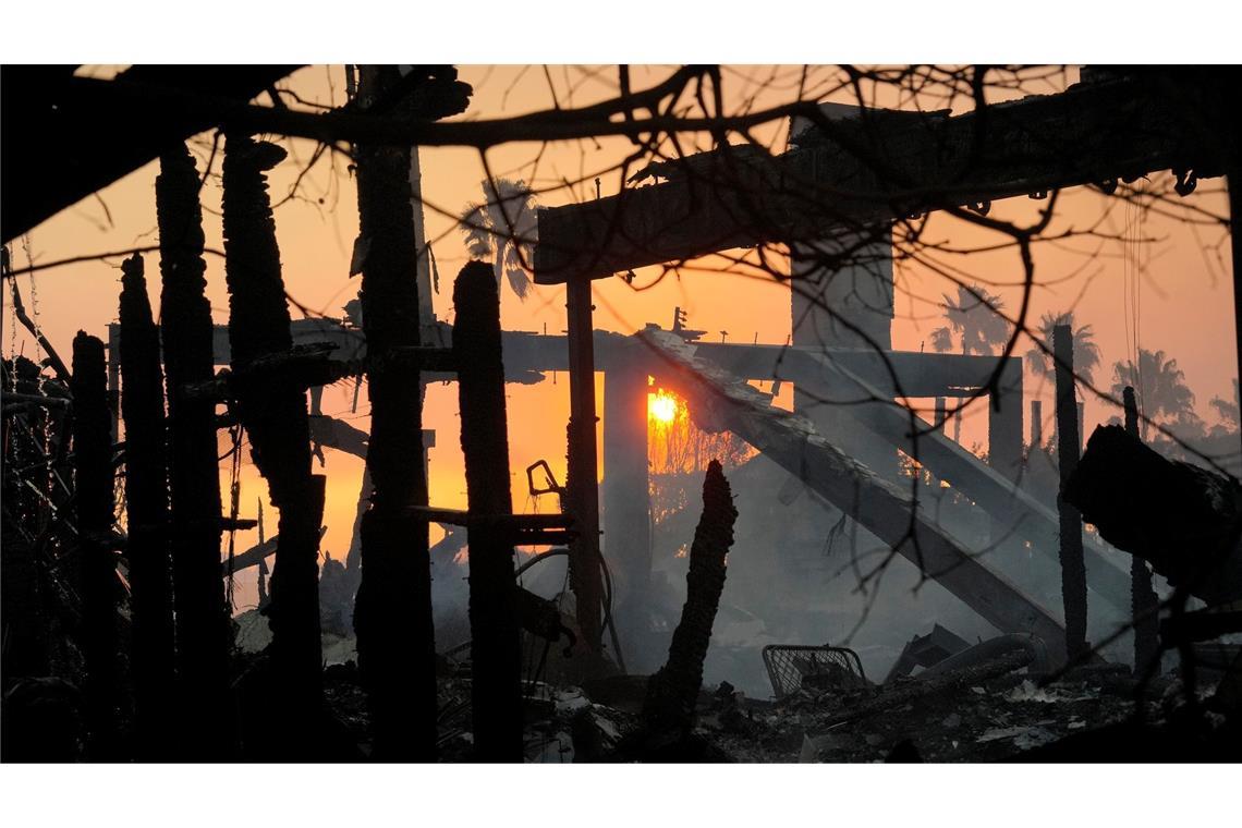 Bilder des Tages Die Sonne geht hinter dem vom Feuer verwüsteten Stadtteil Pacific Palisades auf.