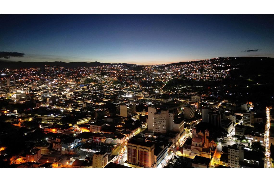 Die Sonne geht hinter Tegucigalpa in Honduras unter.