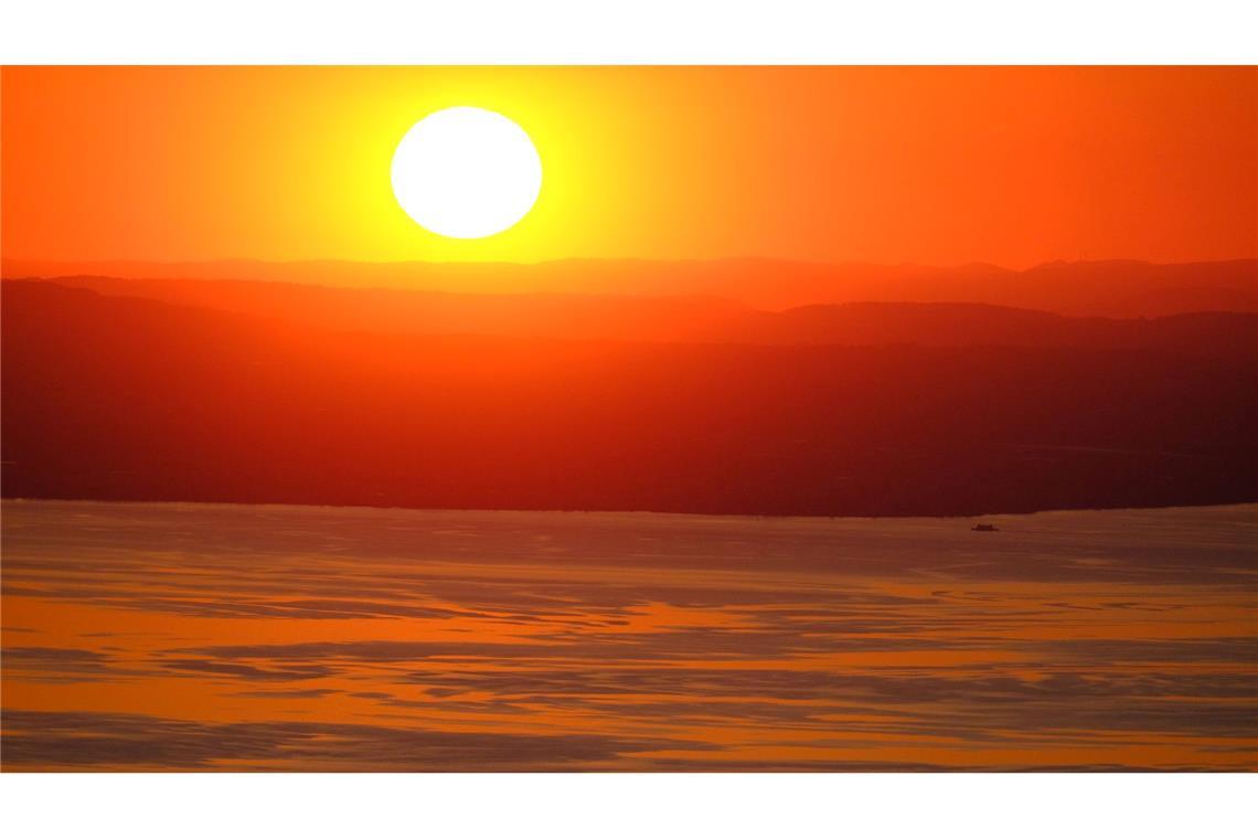 Die Sonne geht über dem Bodensee unter, aufgenommen von der Spitze des Pfänders.