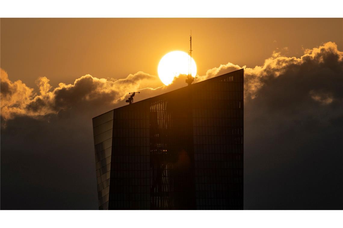 Die Sonne geht über der Europäischen Zentralbank in Frankfurt unter.