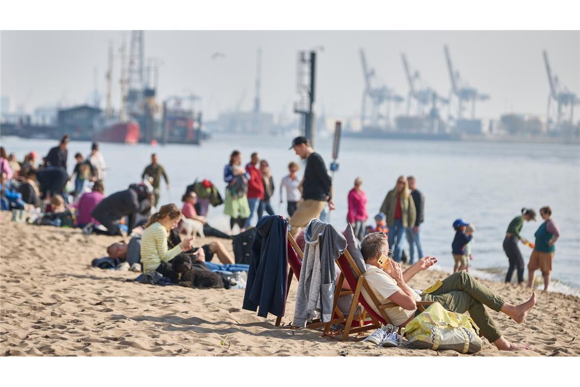 Ein langes Sonnenbad vor dem Wetterumschwung Die Sonne lockte auch viele Menschen zum Elbstrand in Hamburg.