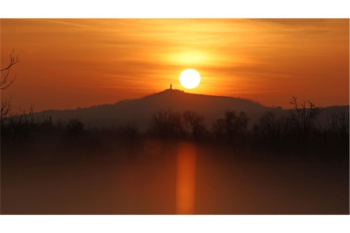 Die Sonne steht hinter einem Schleier aus Saharastaub über dem niedersächsischen Wurmberg.