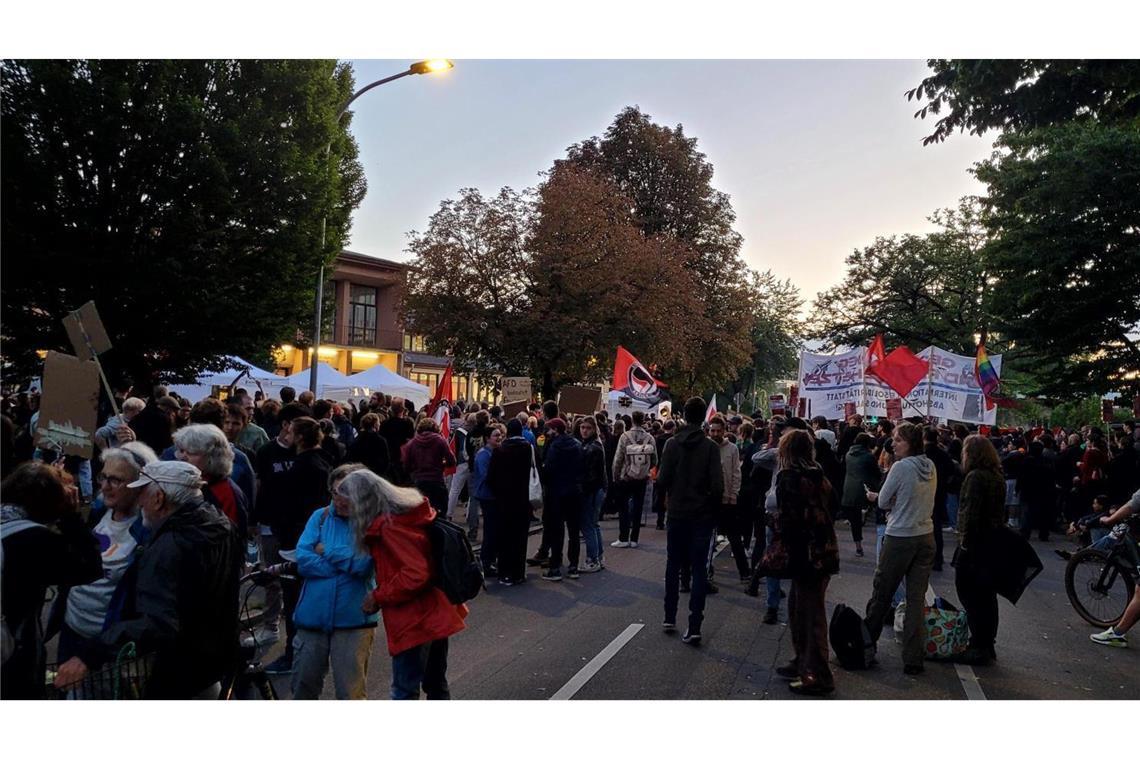 Liveticker: Streitgespräch beendet – außer einigen Rangeleien blieb es friedlich Die Sonne über Tübingen ist untergegangen. Von der vierstelligen Zahl an Teilnehmern sind inzwischen (20.15 Uhr)schätzungsweise 300 übrig geblieben, die vor der Halle ausharren.