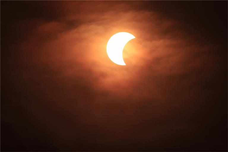 Die Sonnenfinsternis lässt nicht lange auf sich warten.