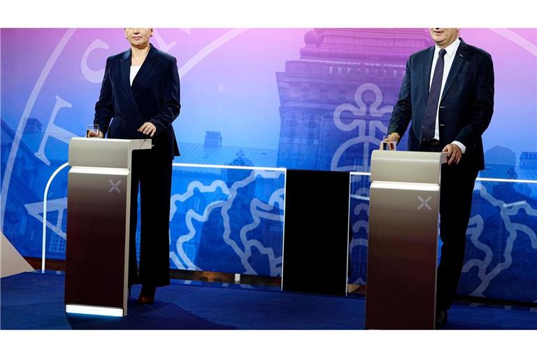 Die sozialdemokratische Regierungschefin Mette Frederiksen (l) wird vom der rechtsliberalen Verteidigungsminister Troels Lund Poulsen (r) herausgefordert. (Archivbild)