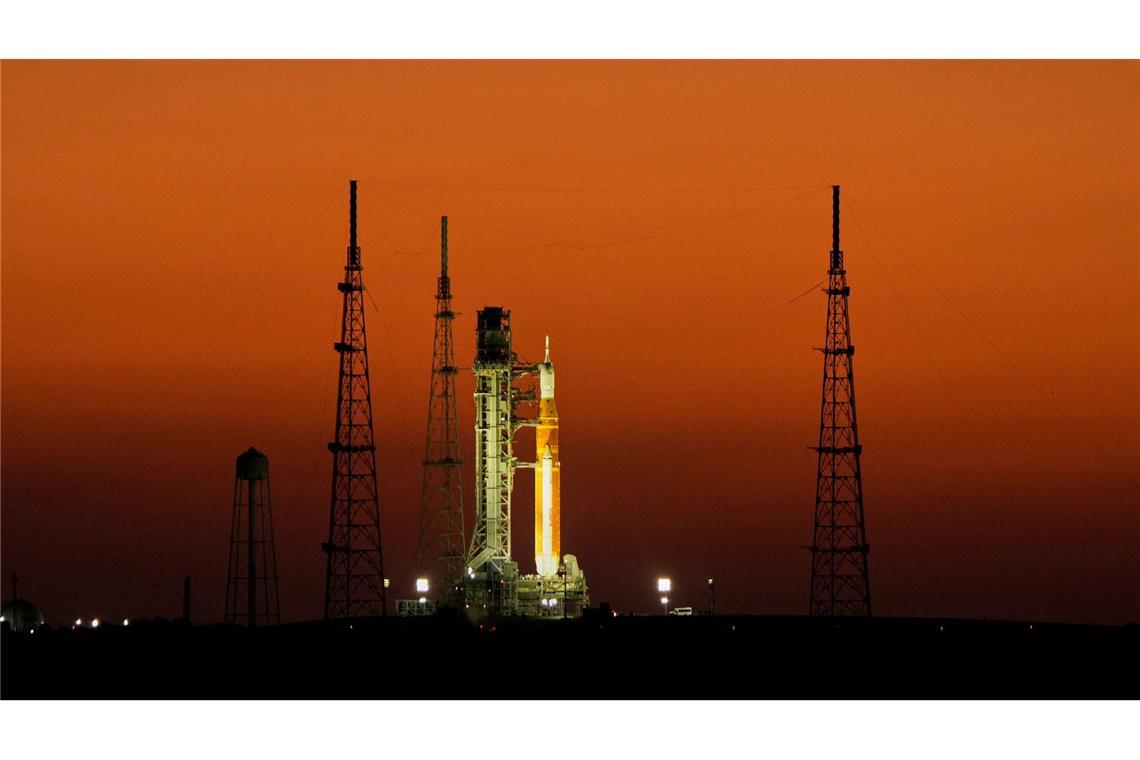 Die Space Launch System-Rakete der Nasa mit dem Orion-Raumschiff, das für die "Artemis 2"-Mission vorbereitet ist, steht bei Sonnenaufgang auf dem Startkomplex 39B des Kennedy Space Center in Cape Canaveral.