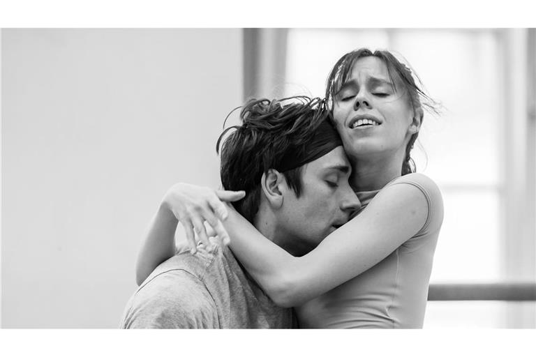 Die spanische Tänzerin Elisa Badenes (hier bei Proben mit Friedemann Vogel) will dabei helfen, ein Theater in der Provinz Valencia wieder aufzubauen.