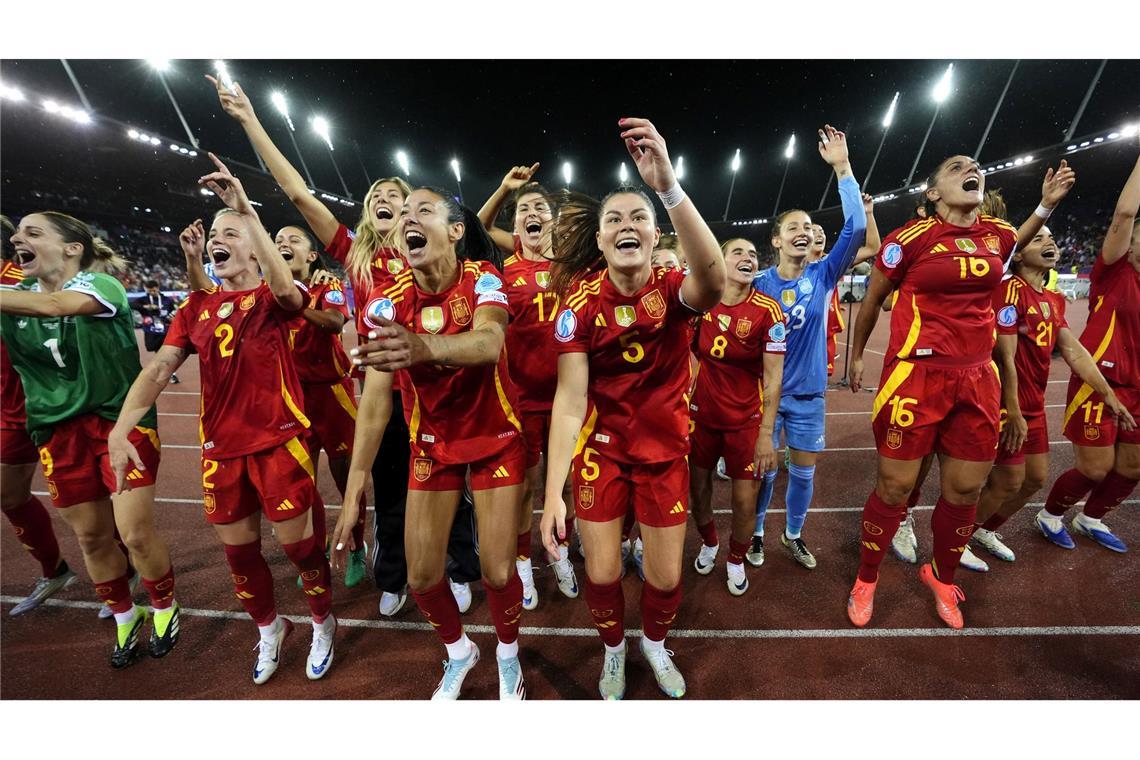 Bilder des Tages Die spanischen Spielerinnen feiern den Sieg nach dem Halbfinale gegen Deutschland bei der EM in der Schweiz.