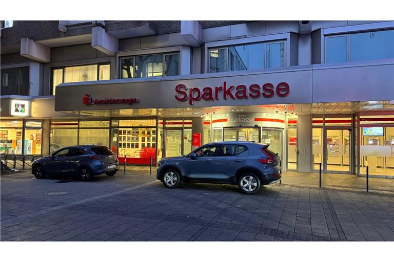 Die Sparkasse bleibt bis auf den SB-Raum mit den Automaten noch für Wochen zu - im Tresorraum wird fieberhaft gearbeitet.