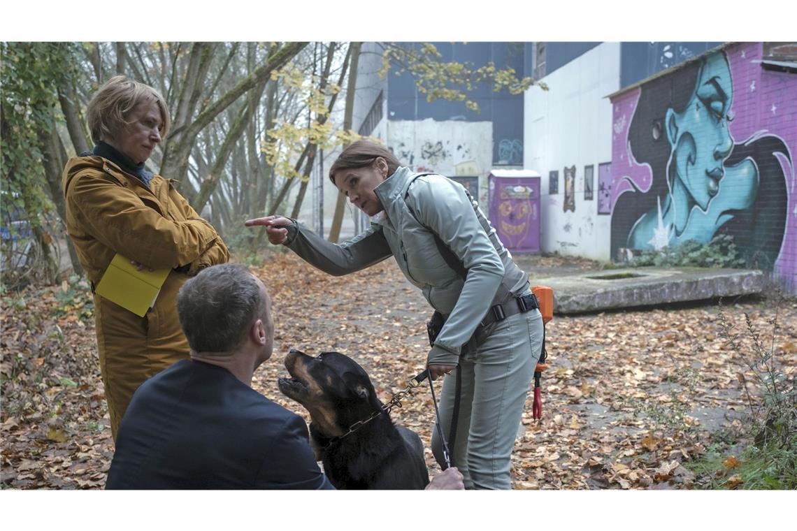 Die Spaziergängerin Edda Odin (Catherine Stoyan, re.) erzählt Susanne Bonard (Corinna Harfouch, li.) und Robert Karow (Mark Waschke, Mitte), wie sie den Toten gefunden hat. Und von der Wölfin, die sie gesichtet hat, erzählt sie auch.