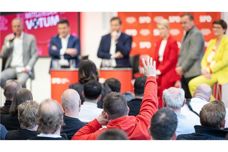 Die SPD-Parteispitze stellt sich kritischen Fragen bei einer sogenannten Dialogkonferenz zum Start der Mitgliederbefragung.