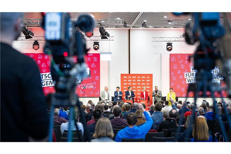 Die SPD-Parteispitze wirbt bei einer Versammlung für das „Ja“ zum Koalitionsvertrag.