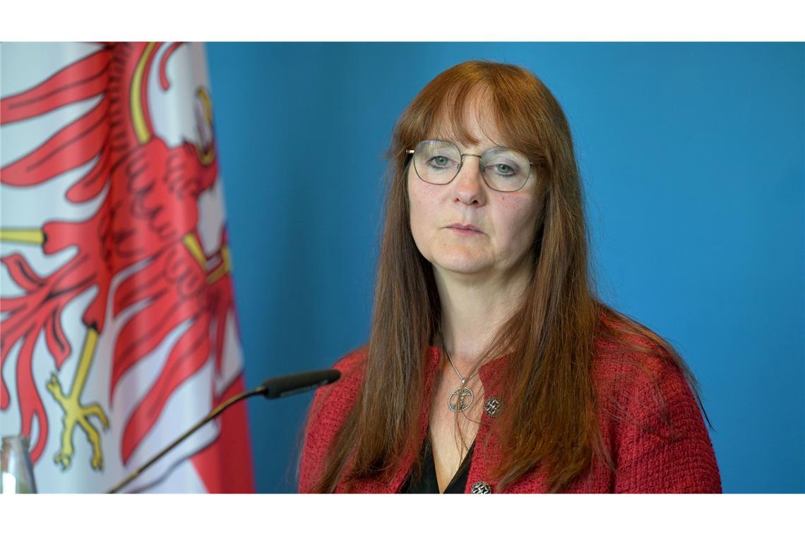 "Traum begraben" - Brandenburgs Innenministerin tritt zurück Die SPD-Politikerin Katrin Lange gibt nach tagelangem Streit um die Entlassung des Verfassungsschutzchefs in Brandenburg ihr Amt als Innenministerin auf.