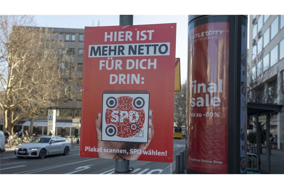 Was sagen die Wahlplakate über die Programme der Parteien? Die SPD schreibt von mehr Netto auf den Plakaten ...