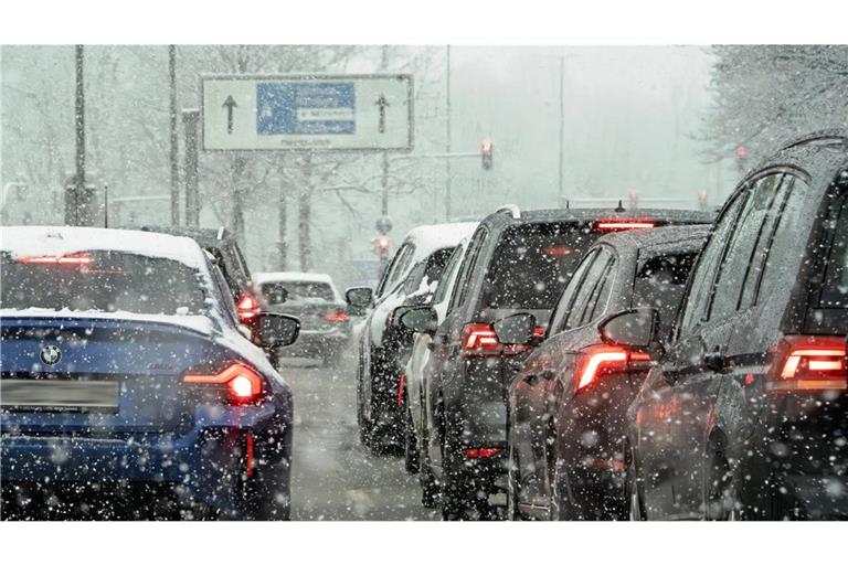 Die Sperrung sei notwendig, damit ein Räumfahrzeug die liegengebliebenen Schlepper befreien könne (Symbolbild).