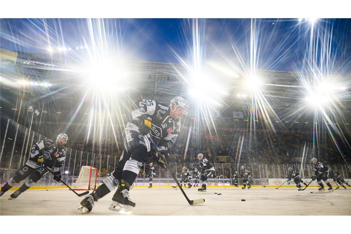 Die Spieler der Dresdner Eislöwen wärmen sich vor dem Spiel gegen die Eisbären Berlin auf.