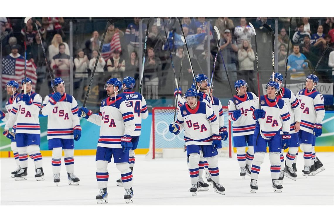 Die Spieler der Vereinigten Staaten feiern am Ende des Eishockey-Halbfinalspiels.