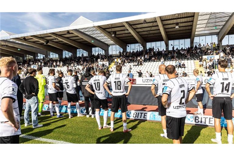 Die Spieler des SSV Ulm 1846 müssen sich vor ihren enttäuschten und wütenden Fans im Donaustadion rechtfertigen.