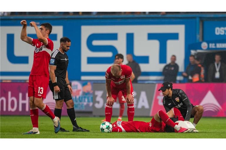 Die Spieler des VfB II verloren spät gegen Hansa Rostock, zudem verletzte sich Ertugrul Yigit (3.v.li.). 