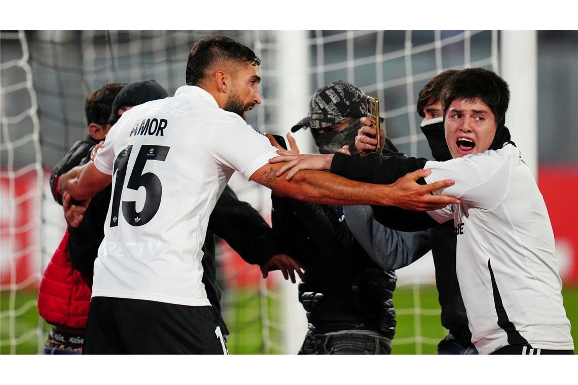 Zwei tote Fußball-Fans vor abgebrochenem Spiel in Chile Die Spieler konnten die Lage nicht beruhigen.
