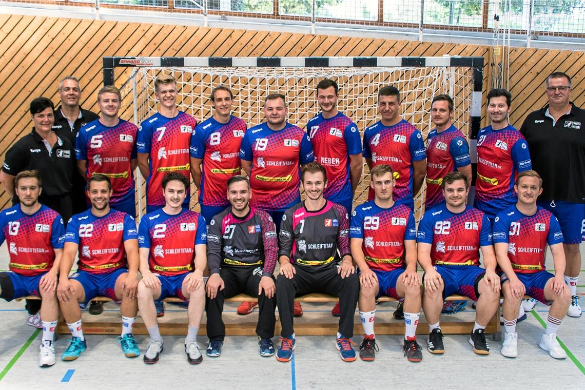 HSG-Teams vor einer besonderen Saison Die Spieler und die Verantwortlichen der ersten Männermannschaft der HSG blicken der neuen Runde entgegen. Hinten von links: Physiotherapeutin Inka Belz, Co-Trainer Boris Baumann, Julian Nothdurft, Lucas Clauss, Tizian Lang, Fabian Fritz, Simon Peter, Michael Müller, Benedikt Nothdurft, Lucas Pecoroni und Trainer Alexander Belz. Vorne: Fabian Weller, Christoph Boitin, Laszlo Groß, Tolga Ressimoglu, Henrik Stölzner, Tobias Gruber, Nicolai Plapp und Julian Weller. Foto: privat