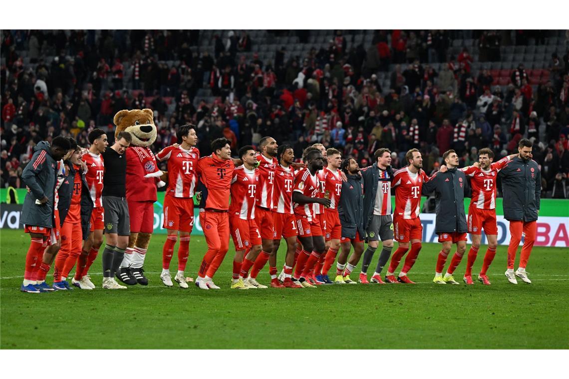 Die Spieler von Bayern München feiern den 2:0-Sieg gegen RB Leipzig.