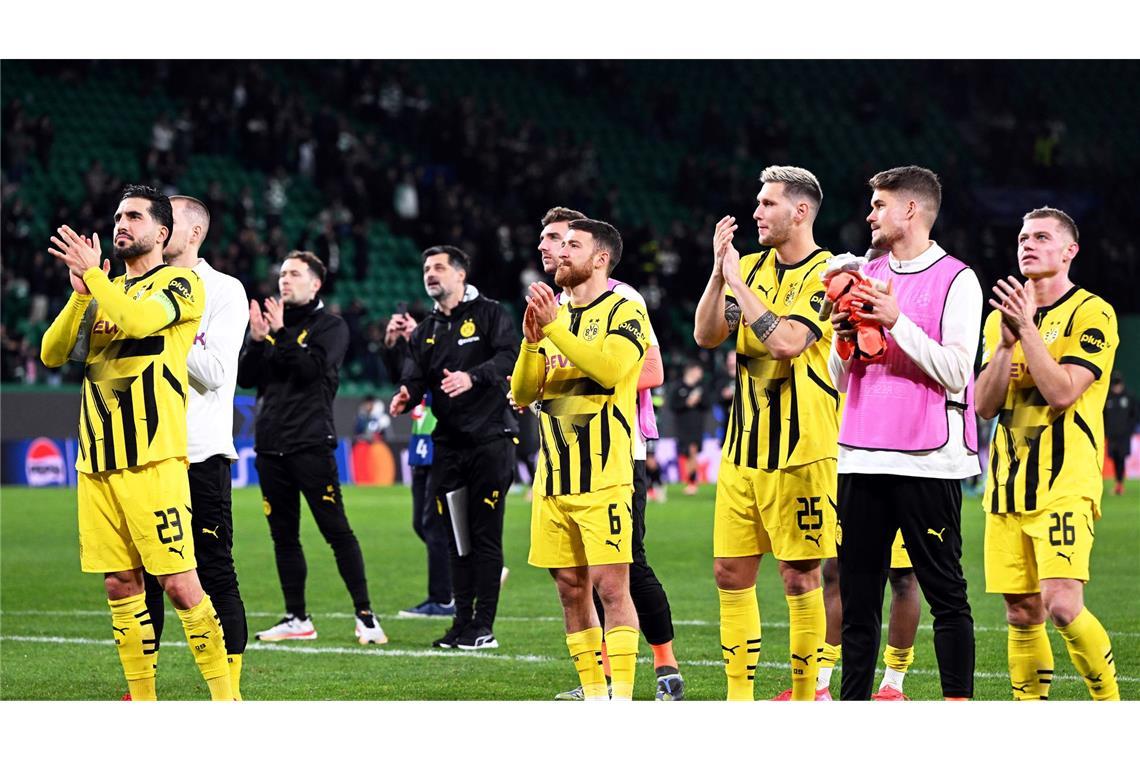 Und jetzt? Vorsichtige BVB-Freude nach kurzem Zwischenhoch Die Spieler von Borussia Dortmund feiern nach dem Spiel mit den Fans