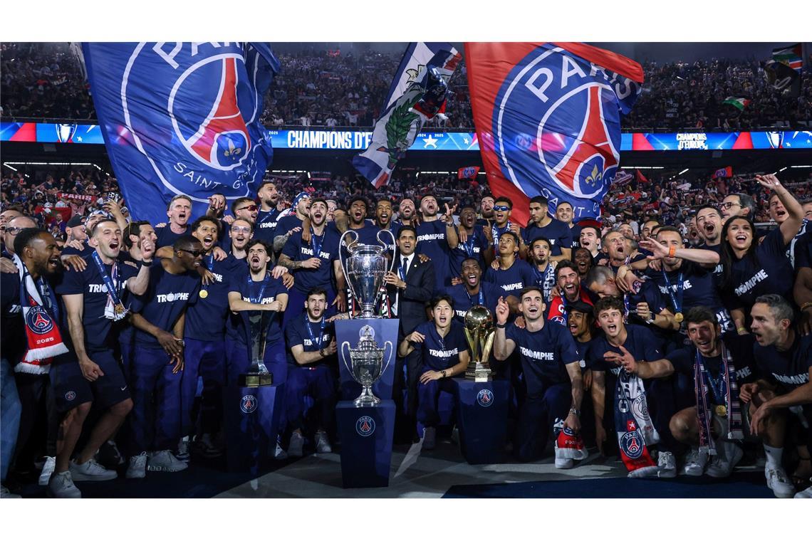 Bilder des Tages Die Spieler von Paris Saint-Germain feiern mit ihren Mannschaftskameraden während einer Zeremonie zur Übergabe des Pokals einen Tag nach dem Gewinn der UEFA Champions League.