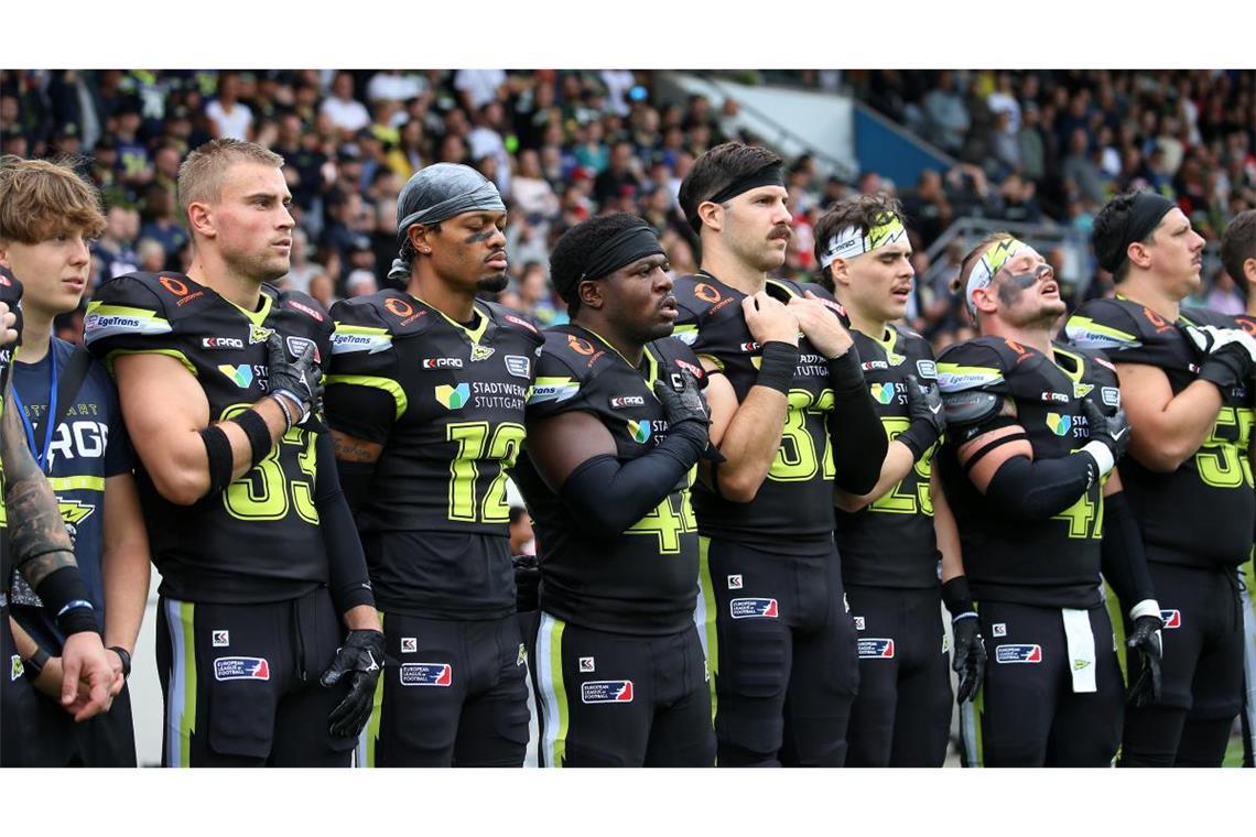 Wie viel verdienen Spieler in der ELF – und bei Stuttgart Surge? Die Spieler von Stuttgart Surge 2024 vor einem Spiel gegen Rhein Fire: Sie können von NFL-Gehältern nur träumen.