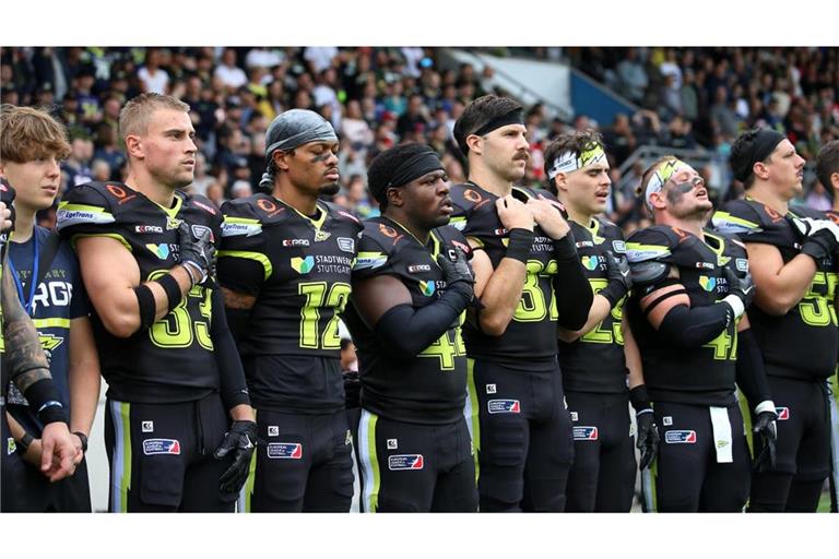 Die Spieler von Stuttgart Surge 2024 vor einem Spiel gegen Rhein Fire: Sie können von NFL-Gehältern nur träumen.