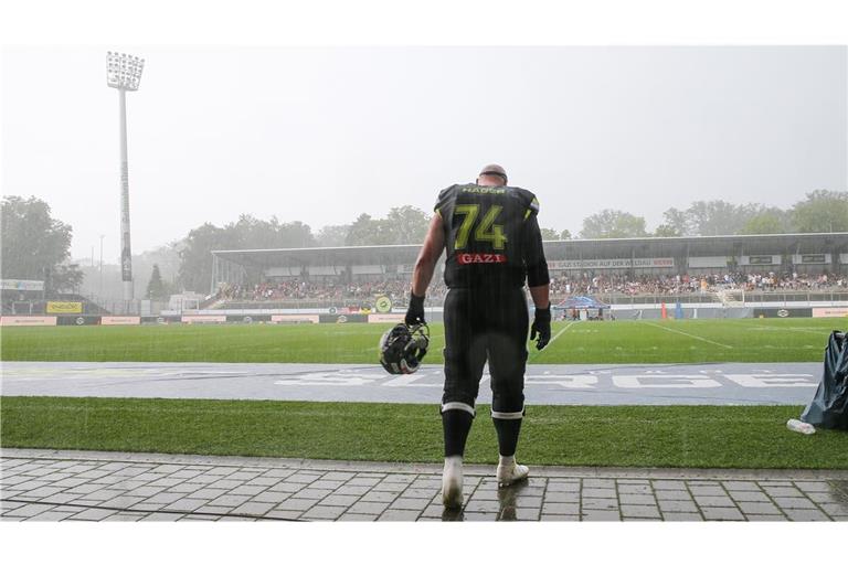 Die Spieler von Stuttgart Surge stehen buchstäblich im Regen – weil es aus finanziellen Gründen beim Football-Team nicht weitergeht.
