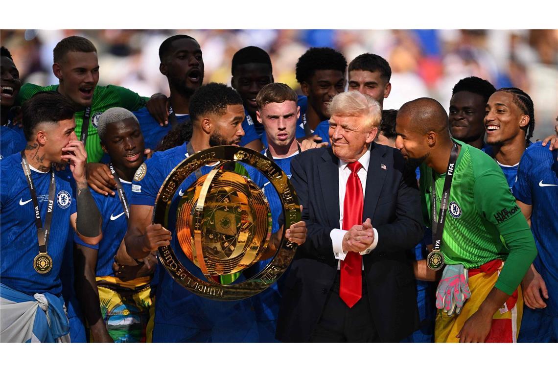 Trump sorgt auf Siegerpodest für Irritationen Die Spieler warten, dass der US-Präsident das Podium verlässt – doch der will mit auf die Siegerfotos.